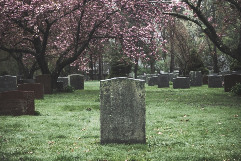 Cemeteries vs Graveyards: What’s the difference?