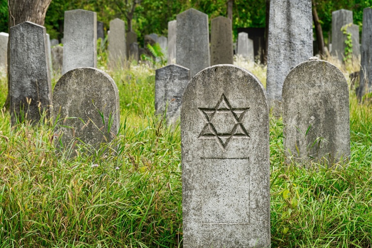 Jewish Funeral Traditions and Etiquette